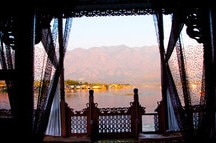 Enjoy a romantic stay in a houseboat Enjoy a romantic stay in a houseboat